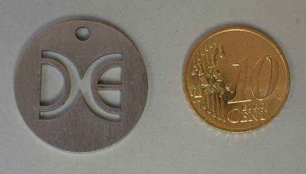 Schlüsselanhänger klein mit Data East - Logo aus Edelstahl